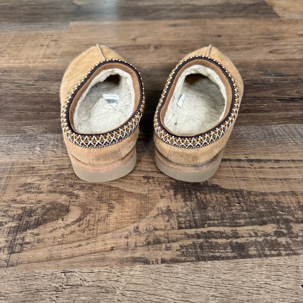 UGG Kids Tan Slippers with Patterned Trim - Picture 4 of 9